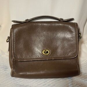 Vintage Coach Bag in Taupe. Handle on top witb shoulder strap.